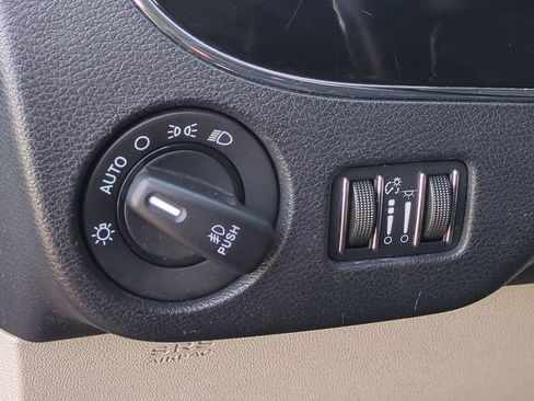 Used 2014 Chrysler Town & Country Touring-L image 19