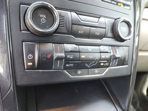 Used 2019 Ford Explorer XLT w/ Equipment Group 202A FWD image 23