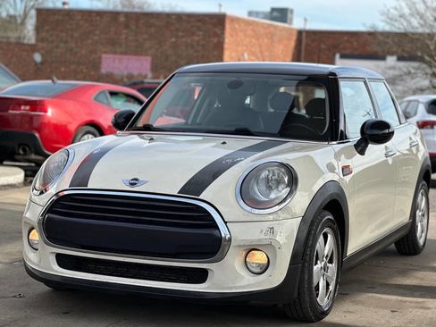 Used 2018 MINI Cooper 4-Door Hardtop image 3
