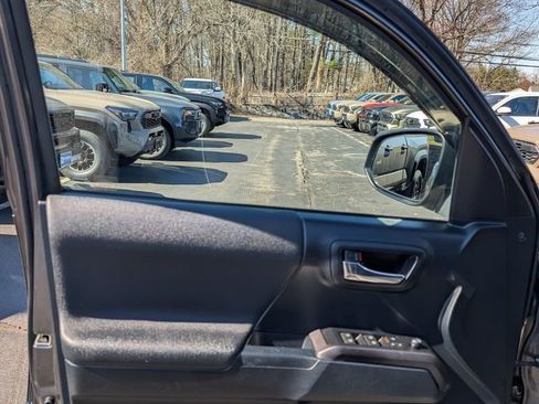 Used 2017 Toyota Tacoma TRD Sport image 12