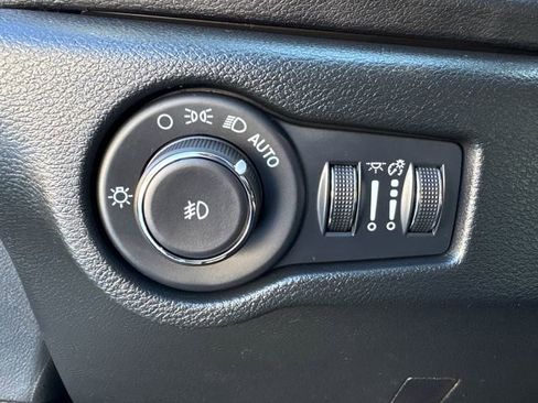 Used 2026 Chrysler Pacifica Select image 23