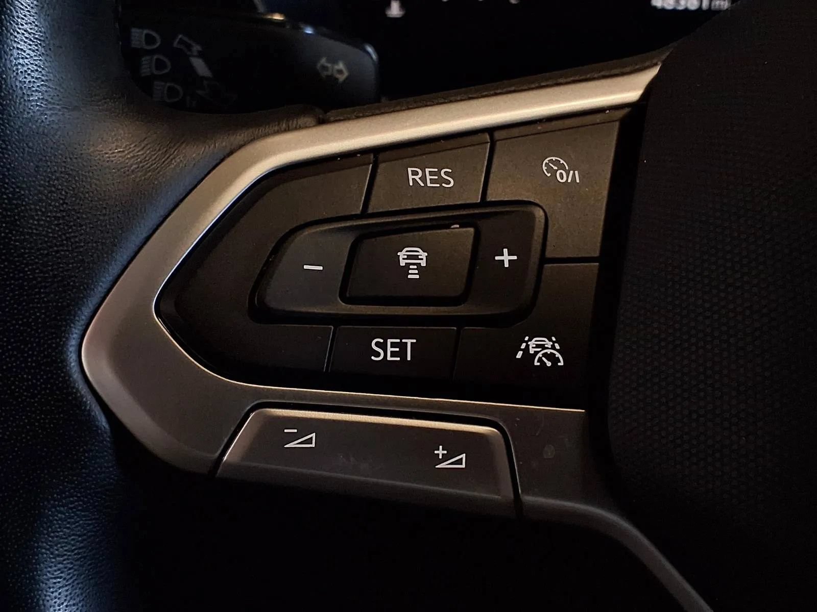 Used 2023 Volkswagen Jetta SE w/ Panoramic Sunroof Package FWD image 27