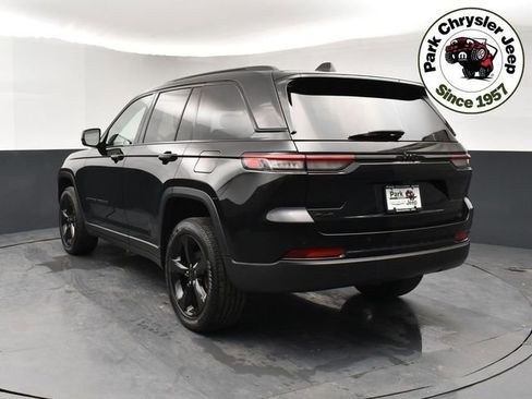 Used 2023 Jeep Grand Cherokee Altitude image 4