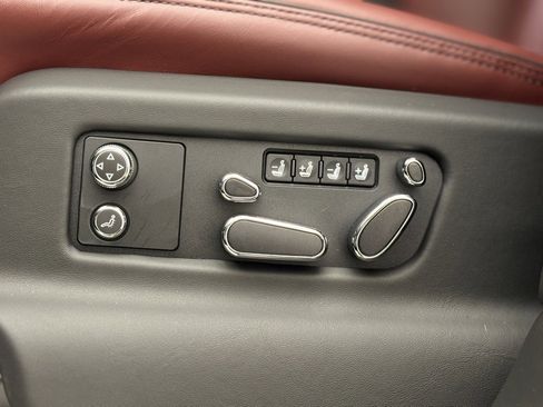 Used 2025 Bentley Bentayga image 15