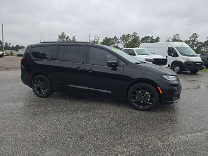 New 2026 Chrysler Pacifica Limited w/ S Appearance Package