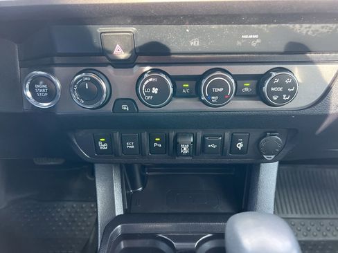 Used 2020 Toyota Tacoma TRD Sport w/ Technology Package AWD/4WD image 29