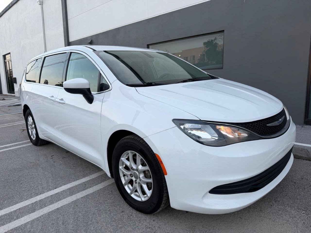 Used 2018 Chrysler Pacifica LX FWD image 3