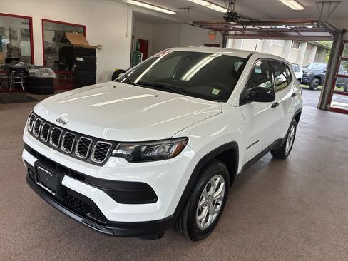 Used 2024 Jeep Compass Sport AWD/4WD image 3