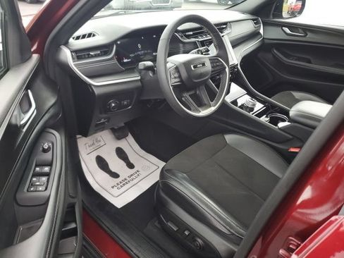 Used 2023 Jeep Grand Cherokee Altitude AWD/4WD image 12