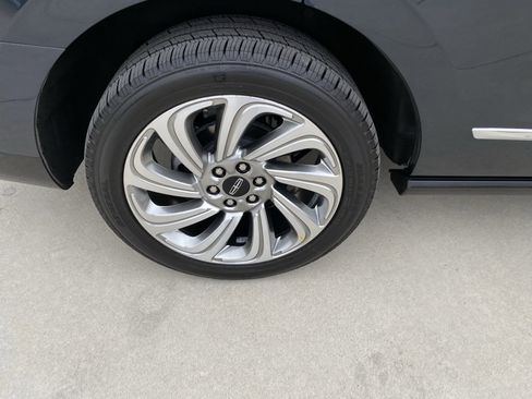 Used 2024 Lincoln Navigator Reserve image 3