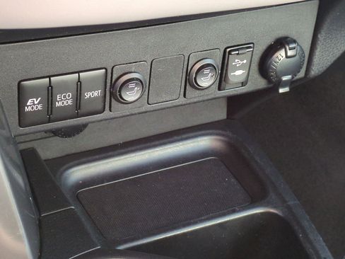 Used 2017 Toyota RAV4 XLE image 25