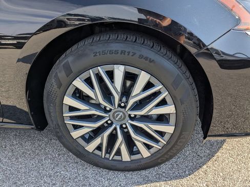 Used 2024 Nissan Altima 2.5 SV FWD image 15