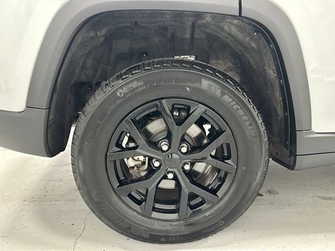 Used 2025 Jeep Grand Cherokee Altitude AWD/4WD image 58