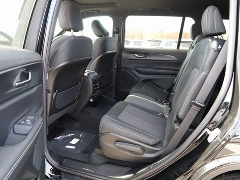 New 2025 Jeep Grand Cherokee L Laredo image 16