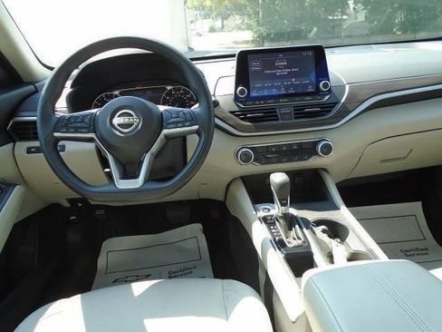 Used 2025 Nissan Altima 2.5 SV FWD image 17