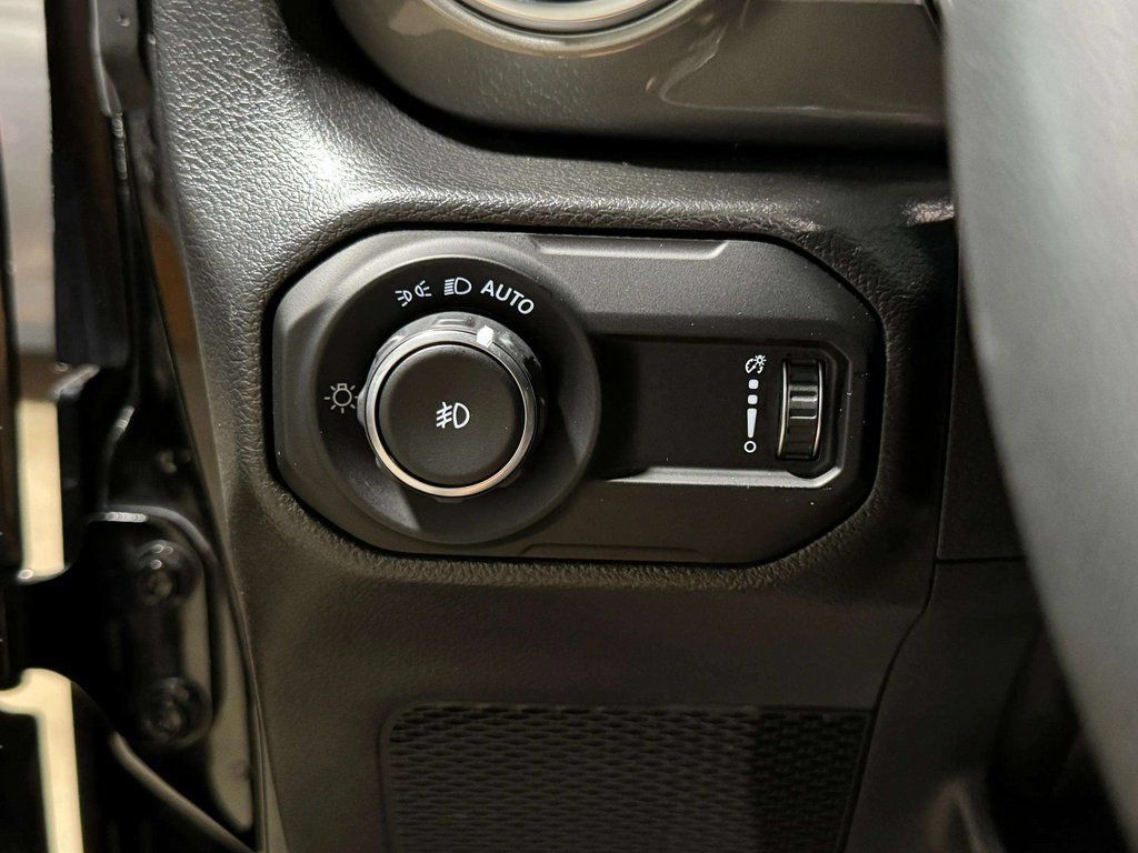 Used 2023 Jeep Wrangler Unlimited Sahara AWD/4WD image 18