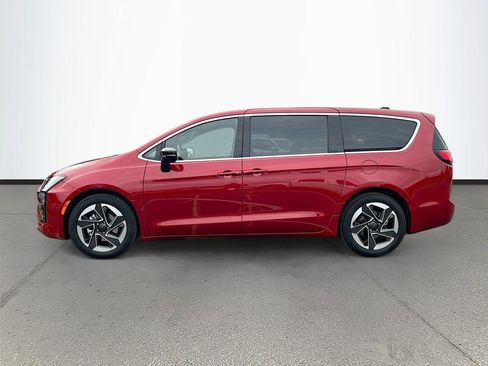 New 2027 Chrysler Pacifica Touring Plus FWD image 4