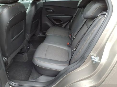 Used 2022 Chevrolet Trax LT w/ LT Convenience Package image 17