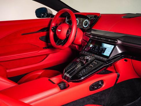 Used 2025 Aston Martin V8 Vantage Coupe RWD image 16