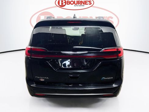 Used 2023 Chrysler Pacifica Pinnacle FWD image 12
