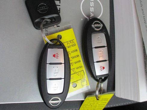 Used 2023 Nissan Titan S AWD/4WD image 29
