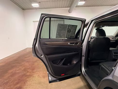 Used 2025 Volkswagen Atlas SEL AWD/4WD image 46