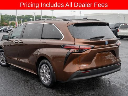 Used 2022 Toyota Sienna XLE FWD image 3