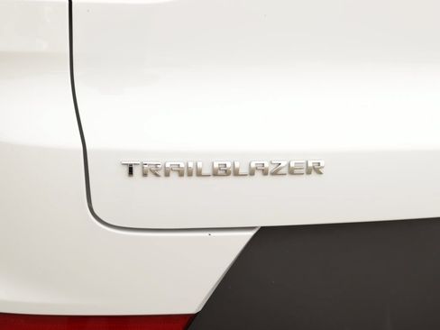 Used 2025 Chevrolet TrailBlazer LT FWD image 30