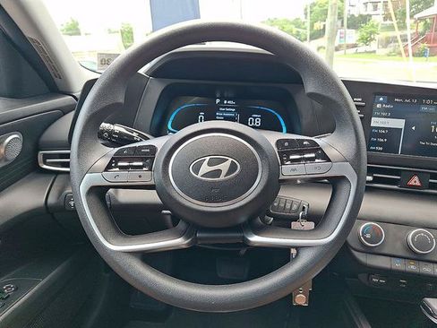 Certified 2025 Hyundai Elantra SE FWD image 8