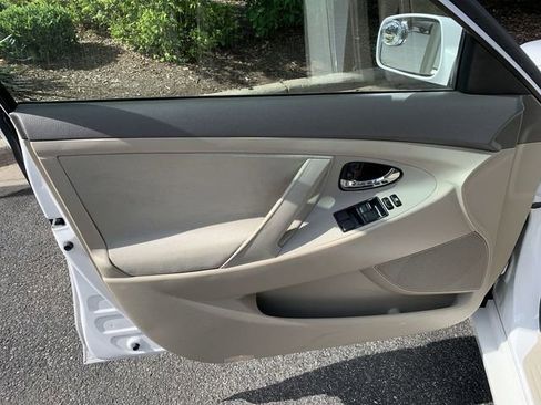 Used 2009 Toyota Camry LE FWD image 17