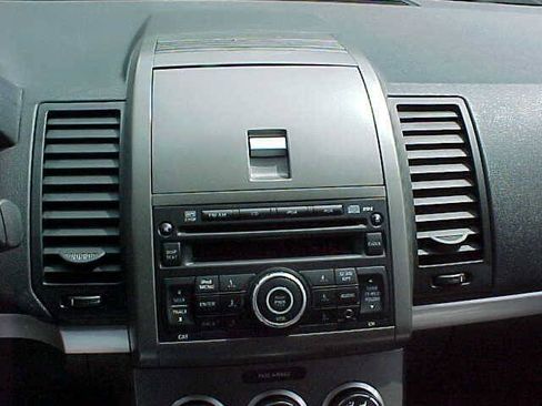 Used 2010 Nissan Sentra 2.0 SR FWD image 21