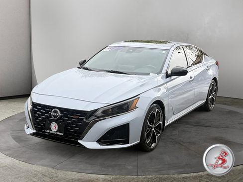 Used 2023 Nissan Altima 2.5 SR w/ SR Premium Package FWD image 3