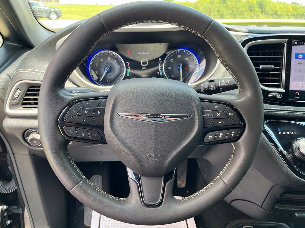 Used 2024 Chrysler Pacifica Touring FWD image 15
