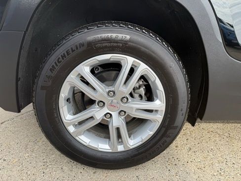 Used 2023 GMC Terrain SLE w/ Driver Convenience Package image 11