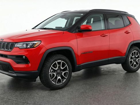 Used 2025 Jeep Compass Trailhawk image 2