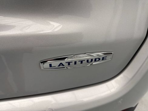 Used 2024 Jeep Compass Latitude AWD/4WD image 10