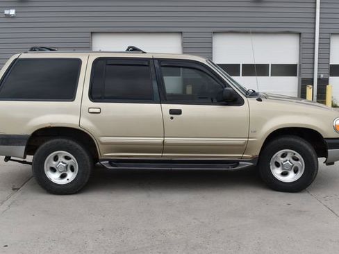 Used 2000 Ford Explorer XLT AWD/4WD image 4