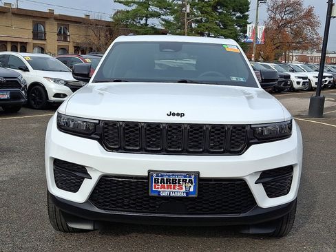 Used 2024 Jeep Grand Cherokee Altitude image 2