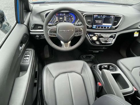 New 2026 Chrysler Pacifica Select image 8