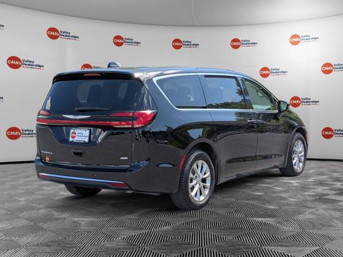 Used 2024 Chrysler Pacifica Touring-L AWD/4WD image 5