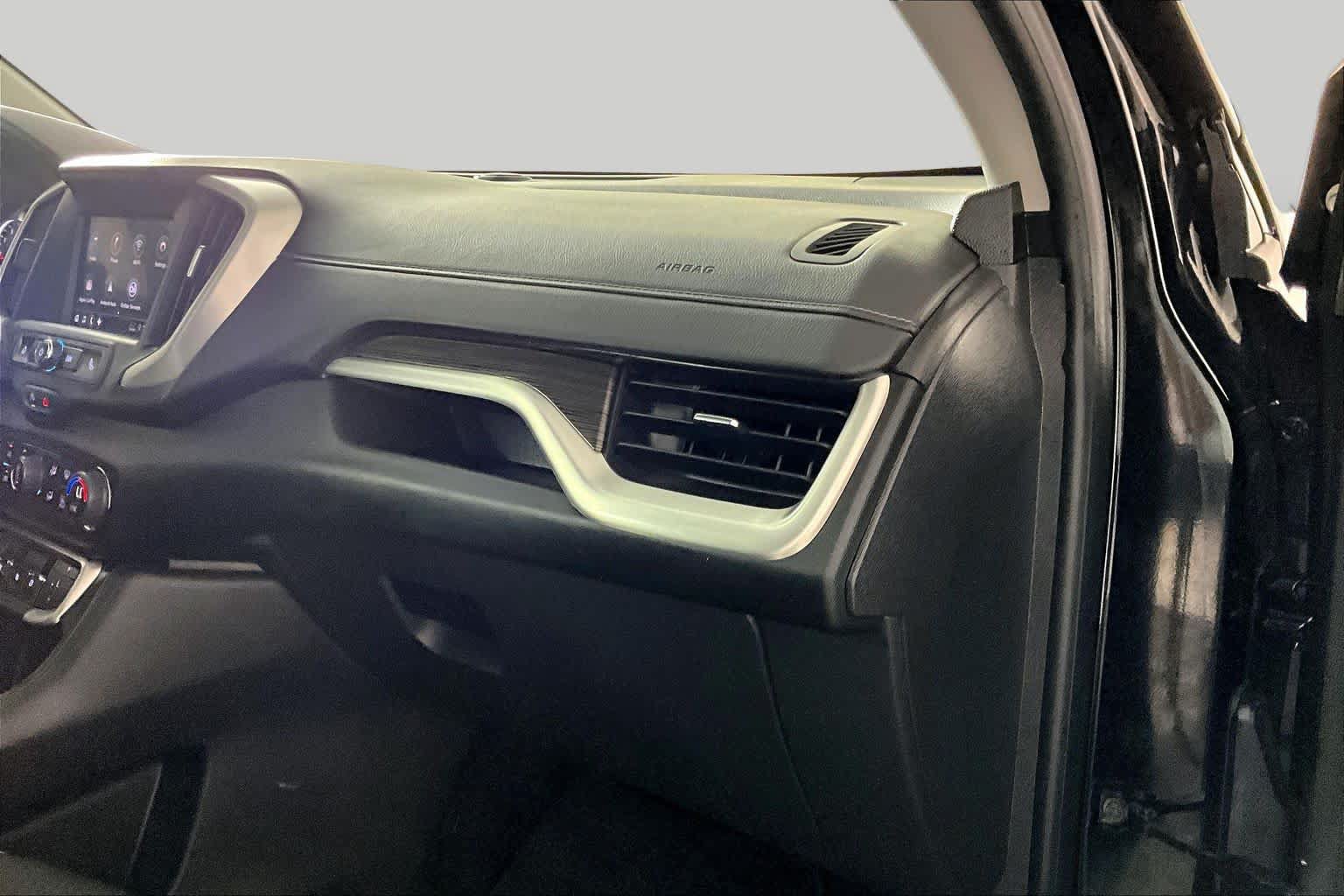 Used 2024 GMC Terrain SLE w/ Driver Convenience Package FWD image 17