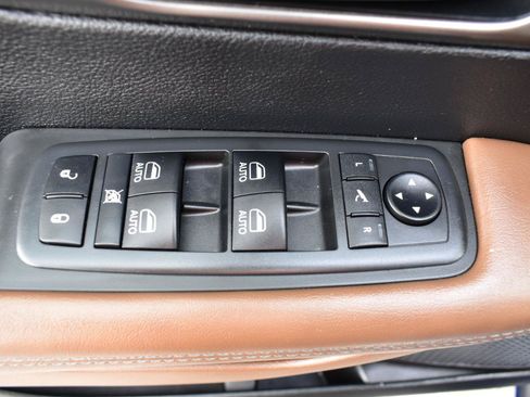 Used 2019 Chrysler Pacifica Limited w/ Tire & Wheel Group FWD image 40