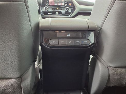 Used 2021 Toyota Highlander XLE image 18