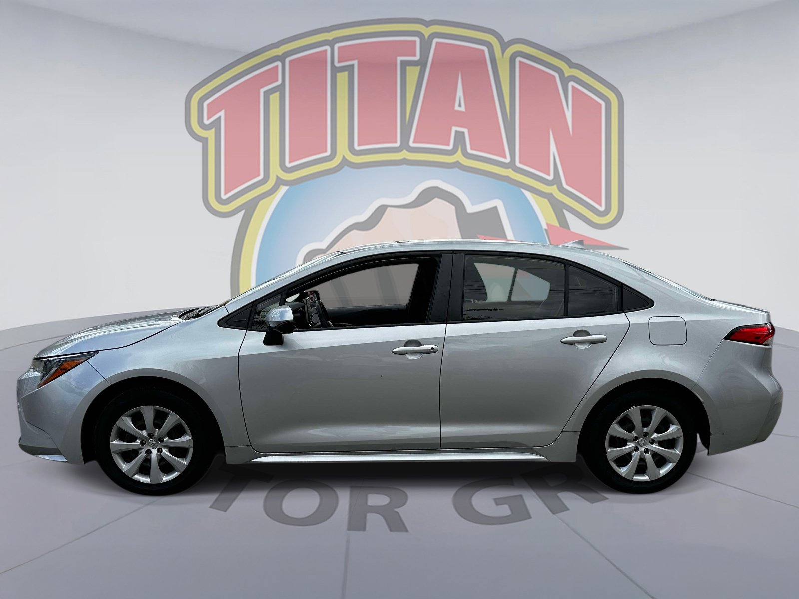 Used 2021 Toyota Corolla LE FWD image 2