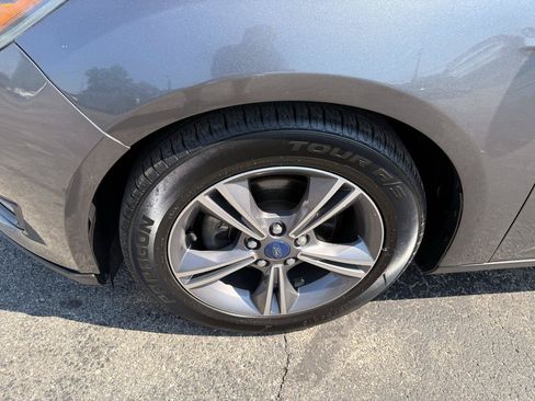 Used 2018 Ford Focus SE w/ SE Appearance Package FWD image 5