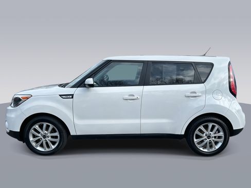 Used 2017 Kia Soul + image 6