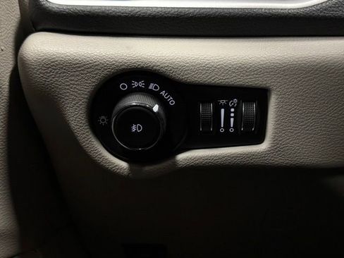 Used 2022 Chrysler Pacifica Touring-L image 34