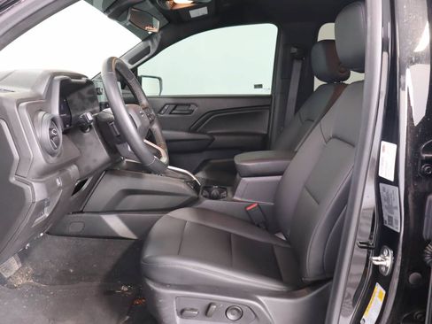Used 2025 Chevrolet Colorado Trail Boss AWD/4WD image 7