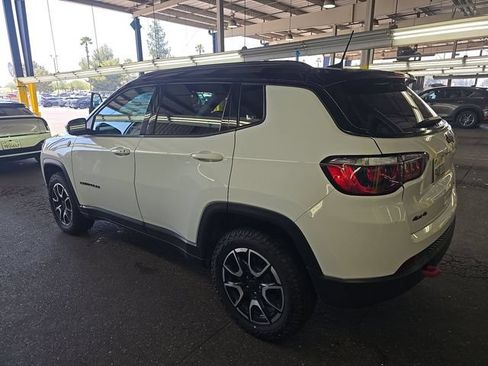 Used 2025 Jeep Compass Trailhawk AWD/4WD image 4