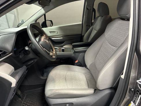 Used 2021 Toyota Sienna LE FWD image 39